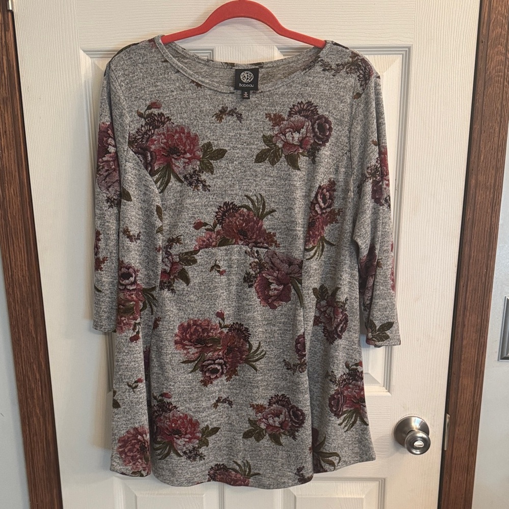 Bobeau 1x Floral Gray‎ Top with 3/4 Sleeves